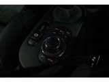 MINIコントローラーは運転中でも余所見をせずに操作できるようなデザインになっております。