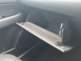 車検証なども収納できる大型のグローブボックスは、使い勝手もよく役立ちます!