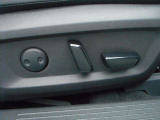 運転席と助手席は電動シートとなります。