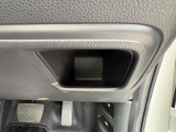 運転席の右足元には、小さいですが深めの収納スペースがあります!
