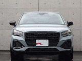 ●一目でAudiとわかる特徴的なシングルフレームグリル・LEDランプ。精悍なフロントマスクからAudiのスマートで上品なブランドを連想させてくれます。女性にも大変ご好評頂いております。