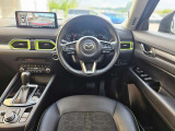 【運転席インテリアデザイン】左右対称のインテリアデザインでドライバーを包み込み運転に集中できるように設計されています。