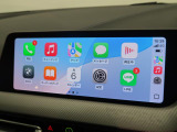 【アップルカープレイ】iPhoneがBMW車両とワイヤレスで接続されます。Apple CarPlayでは、オーディオストリーミングやメッセージングアプリがディスプレイに表示されます。