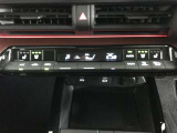 左右独立温度コントロールフルオートエアコンです。運転席、助手席それぞれで独立して温度設定ができます。冷え性の方が乗っても安心ですね♪