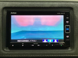ギヤをR(バック)に入れるとナビの画面に後ろの映像が映るリアカメラ付です。後退時、コンディションが悪い視界でもカラーバックモニターがドライバーをサポートします。