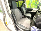 運転席まわりには十分なスペースがあり、大柄な方でもゆったり運転していただける環境です。