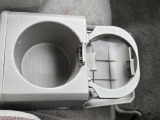前席用のドリンクホルダーは、席の真ん中にあります