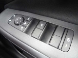 パワーウインドウスイッチ★電動格納機能付きで運転席からドアミラーの角度が調整可能です。電動格納機能付きです♪