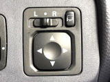 【電動格納ミラー】サイドミラーは電動格納式となっており、狭い駐車場でもキズがつくリスクを抑えられます。