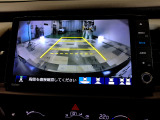 バックカメラの画像です。ガイドラインがスムースな車庫入れをサポートいたします。車庫入れの安心感がアップしますね。