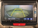 リバースギアに入れるだけで後方の表示へ切り替わります。夜間や雨の日の駐車も楽になりますよ。
