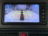 バックモニターで、後方確認しながら安心して駐車することができます。車庫入れが苦手な方にも安心です。※カメラが映し出す範囲は限られています。必ず車両周辺の安全を直接確認してください