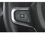 アダプティブクルーズコントロール(ACC)を標準装備。前方車両との車間距離を自動的に調整しながら加速、巡航、減速を交通の流れに合わせて自動で行います。希望の速度と車間時間を設定することができます。