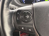 運転中、オーディオの操作をしてて、ハッとしたことはありませんか?ステアリングスイッチは、運転中でもハンドルでオーディオの操作が可能です。安全なドライブをサポートします。