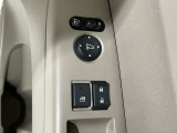 狭い駐車場で便利な電動格納ドアミラーが付いています。