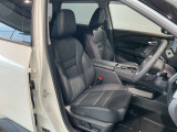 運転席もゆったりとお座り頂けます。
