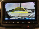 リバースギアに入れるだけで後方の表示へ切り替わります。夜間や雨の日の駐車も楽になりますよ。