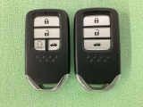 スマートキーを装備しています。鍵を差し込むことなくドアロックの開け閉めと、スタートボタン操作でのエンジンスタートができます。ボタン操作でトランクが開けられるトランクオープナーもついています。
