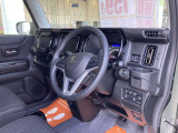 エンジンプッシュスタート式。ブレーキを踏んで押すとエンジンがかかります。キーを差し込まなくてよいので便利です。