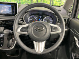 インテリアに合わせたデザインのステアリングは、運転される方のことも考え、運転しやすい形状、大きさです。是非一度、実際に触ってお確かめください。