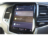 インストルメントパネルは僅かに運転席側へと傾けられているほか、余計なスイッチ類を可能な限り排し、運転に集中しやすい環境を造り出しています。