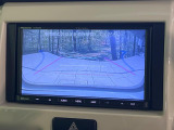 【バックカメラ】駐車時に後方がリアルタイム映像で確認できます。大型商業施設や立体駐車場での駐車時や、夜間のバック時に大活躍!運転スキルに関わらず、今や必須となった装備のひとつです!