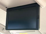 【フリップダウンモニター】大画面モニターで後席でもエンタメをお楽しみいただけます。小さなお子様にも大人気の装備です♪