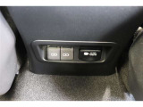 後部席へ乗車して携帯電話などを充電する時に前から配線を伸ばすとごちゃごちゃして邪魔になりがちですよね。そんな煩わしさを解消する後席側USBポート☆