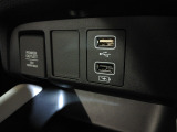 便利な充電用USBジャック、12V電源ソケットを設置しております。周辺機器の充電にご利用頂けます。