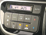【オートエアコン】一度お好みの温度に設定すれば、車内の温度を検知し風量や温度を自動で調整。暑い&hellip;寒い&hellip;と何度もスイッチ操作をする必要はありません。快適な車内空間には必須の機能ですね♪