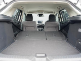 大型のスーツケースや、一般的なベビーカーが積み込める実用的な広さを備えたラゲッジルームです。後部座席を倒せばたくさんの荷物を積めるフラットなラゲッジスペースになります。