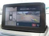 車両の前後左右にある4つのカメラを合成することで、まるでご自身のクルマを空から見ているような俯瞰での映像を映し出してくれます。バック時ももちろんのこと、前進時に視界の悪い交差点でも役に立ちますね。