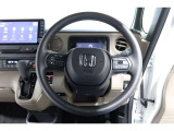 運転中もハンドルでの操作が可能です。特に高速道路等の目が離せない運転時には、便利さだけでなく、安全性も兼ね備えております。