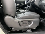 運転席にはパワーシートが付いています♪簡単に操作ができます。運転しやすい位置にして快適にドライブを楽しんでくださいね♪