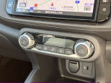 すっきりした運転席周りにはナビやエアコンの操作パネルを設置しておりますので、お一人での運転でもご安心できます。