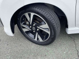 純正アルミホイールが車両とマッチしています!