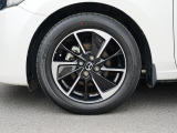 標準装備の純正16インチアルミホイール。タイヤサイズは185/60R16です。