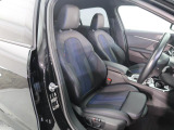 ドライバーに向かってレイアウトされた機能的なセンターコンソールやコントロール類がもたらす高い操作性。常に、運転に集中できるレイアウトがBMWの特徴です。