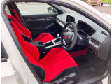 【運転席・助手席】☆ゆったり☆ひろびろ☆の車内スペース♪一人一人の空間に余裕があります♪