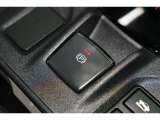 電動パーキングブレーキを採用。指で軽く引き上げればパーキングブレーキが掛かり、押すと解除ができます。