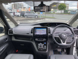 視点が高く、周りが見えやすいシート位置となっております。運転する時の眺めもいいですよ♪アームレストもあるので、長時間ドライブが楽しくなりますね!