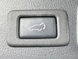 【パワーバックドア】スマートキーや運転席のボタンを押すだけでリアゲートが自動で開閉します!荷物を持っている時や、高い位置にあるバックドアを閉める際に便利な機能です♪