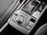 マツダコネクトを操作するコマンダーコントロールです。運転中に自然と手の触れる位置に配置されています。