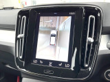 【360&deg;ビューカメラ】4台の高解像度カメラで360度の鳥瞰図を表示。隣の車や壁、死角にある障害物などを画面で確認できるため、狭いスペースでの駐車・出入りも安心です。