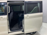 左側電動スライドドアは、子供の送り迎えの際に運転席からドアの開閉ができるので便利です。ルーフが高いので乗り降りもしやすいです♪