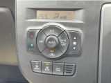 【オートエアコン】一度お好みの温度に設定すれば、車内の温度を検知し風量や温度を自動で調整。暑い&hellip;寒い&hellip;と何度もスイッチ操作をする必要はありません。快適な車内空間には必須の機能ですね♪