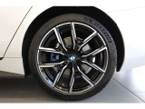 【BMWアロイホイール】軽量かつ強度に拘ったアロイホイール。走行性能ポテンシャルを引き出す設計。タイヤのサイドウォールが強化されたランフラットタイヤは、パンク時にタイヤがつぶれてもリムから外れません。