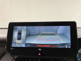 【バックカメラ】あると便利なバックカメラ装備!駐車時に後方がリアルタイム映像で確認できます。立体駐車場や夜間の車庫入れ時に大活躍!運転スキルに関わらず、今や必須となった装備ですね♪