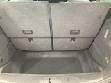 ●すっきりとした見た目のスクエア形状のラゲッジスペースです。また荷物が多い時、急なお買いものの際にもリヤシートを倒していただくことにより十分なスペースを確保できます。