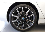 【BMWアロイホイール】軽量かつ強度に拘ったアロイホイール。走行性能ポテンシャルを引き出す設計。タイヤのサイドウォールが強化されたランフラットタイヤは、パンク時にタイヤがつぶれてもリムから外れません。